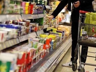 دلار ۲۳ هزار تومان ارزان شد؛ چرا کالاها گران ماندند؟
