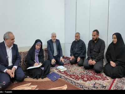 دیدار وزیر راه وشهرسازی با خانواده 2 دانش آموز شهید و دستور تأمین مسکن خانواده شهید