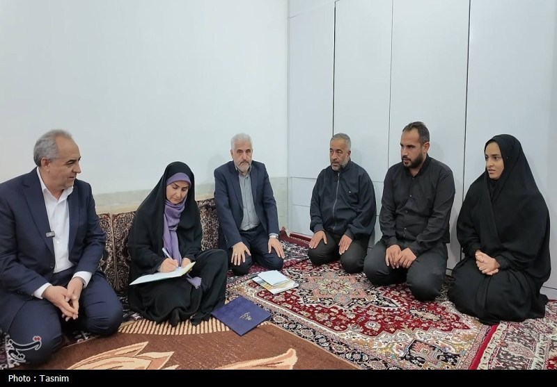 دیدار وزیر راه وشهرسازی با خانواده 2 دانش آموز شهید و دستور تأمین مسکن خانواده شهید