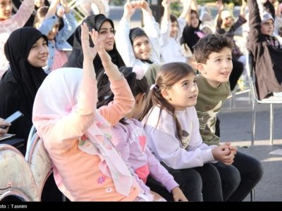 ائل گلی تبریز در تسخیر خنده های کودکان؛ اجرای برنامه نمایشی «تریلی سیار کانون»
