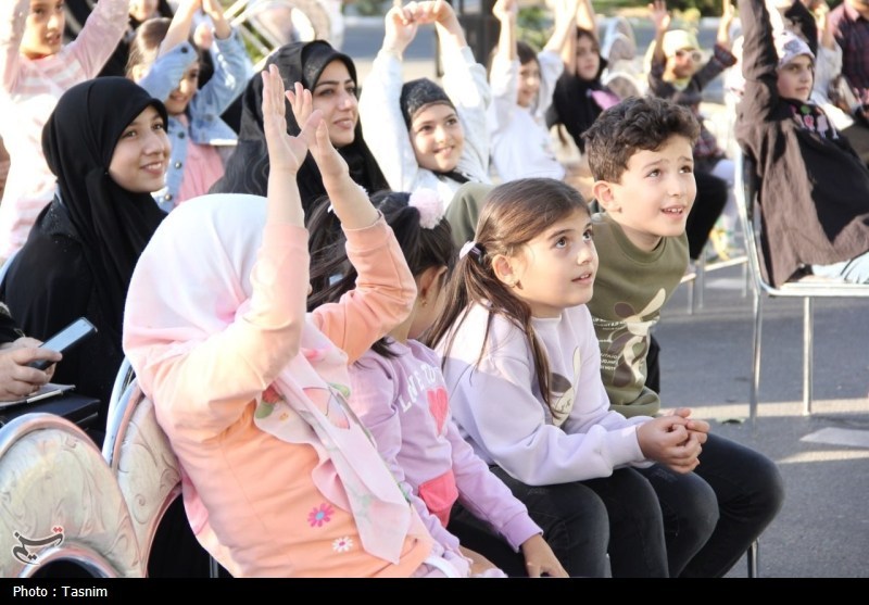 ائل گلی تبریز در تسخیر خنده های کودکان؛ اجرای برنامه نمایشی «تریلی سیار کانون»