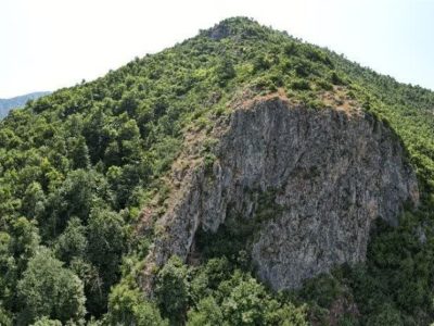 گردشگری پاییزی| سفر به جنگل‌های اسرارآمیز شمال/ پنجره‌ای به زندگی نئاندرتال‌ها در غار “‌لی‌بِن”