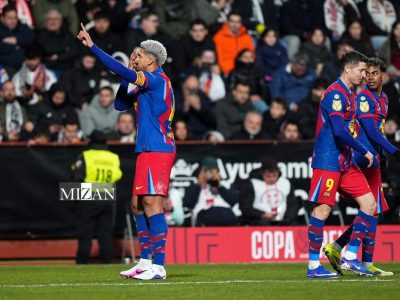 فهمیدم باید دستانم را بالا ببرم و کمک بخواهم