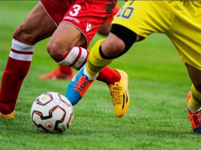 داور کرهای دیدار الغرافه-تراکتور را قضاوت میکند