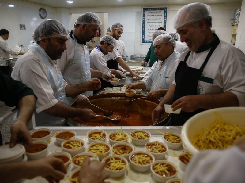 افطار در حرم کریمه اهل بیت (ع)