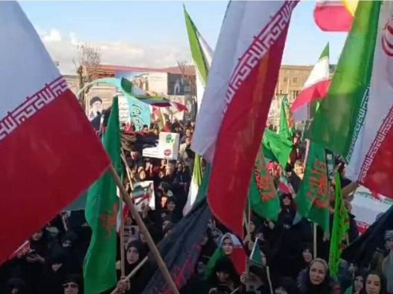 تجمع مردم تبریز در میدان ساعت برای حفظ امنیت شهر در چهارشنبه آخر سال