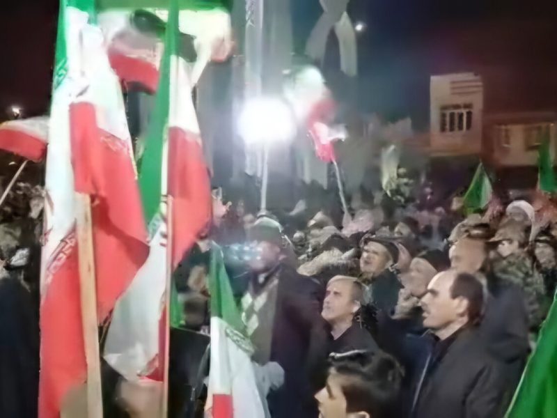 تجمع شبانه مردم بناب برای بیعت با رهبری
