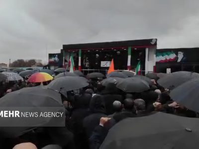 آغاز مراسم تشییع ۱۳ بسیجی شهید محله قراملک تبریز در زیر باران
