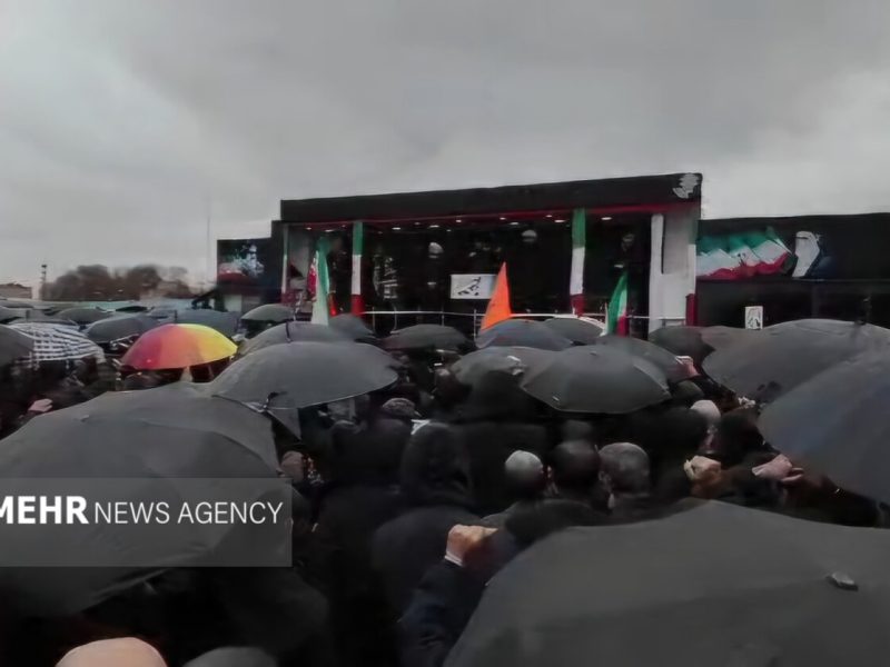 آغاز مراسم تشییع ۱۳ بسیجی شهید محله قراملک تبریز در زیر باران