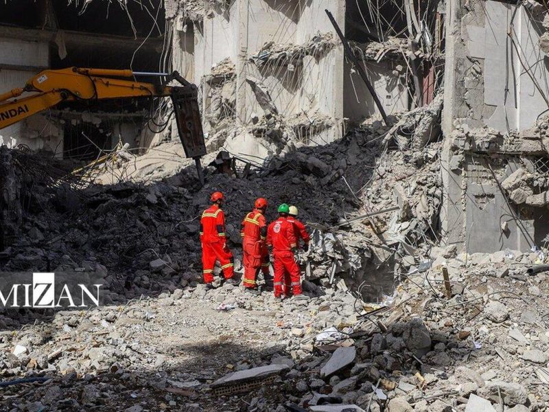 نجات معجزه‌آسای کودک ۶ ماهه از دل آوار حملات هوایی/ امدادگران از آغوش مادرش جدایش کردند