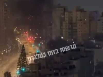 ستون‌های دود در تل‌آویو، در قلب فلسطین اشغالی، بر اثر حملات موشکی ایران به هوا برخاست