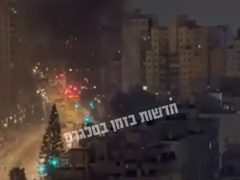 ستون‌های دود در تل‌آویو، در قلب فلسطین اشغالی، بر اثر حملات موشکی ایران به هوا برخاست