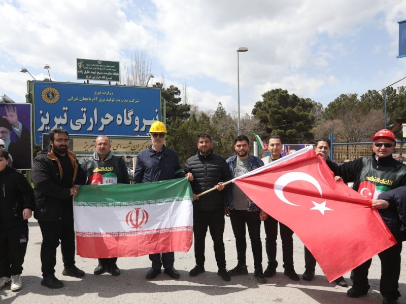 اقامه نماز وحدت برادران ایرانی و ترکیه‌ای در نیروگاه تبریز