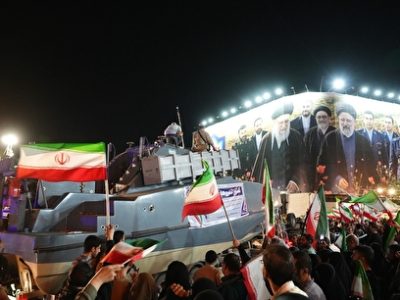 رونمایی از شناور تندروی هجومی ۲۷ رجب در میدان انقلاب
