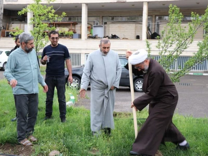 کاشت ۸۶ نهال میوه در جامعه‌المصطفی تبریز به یاد قائد شهید