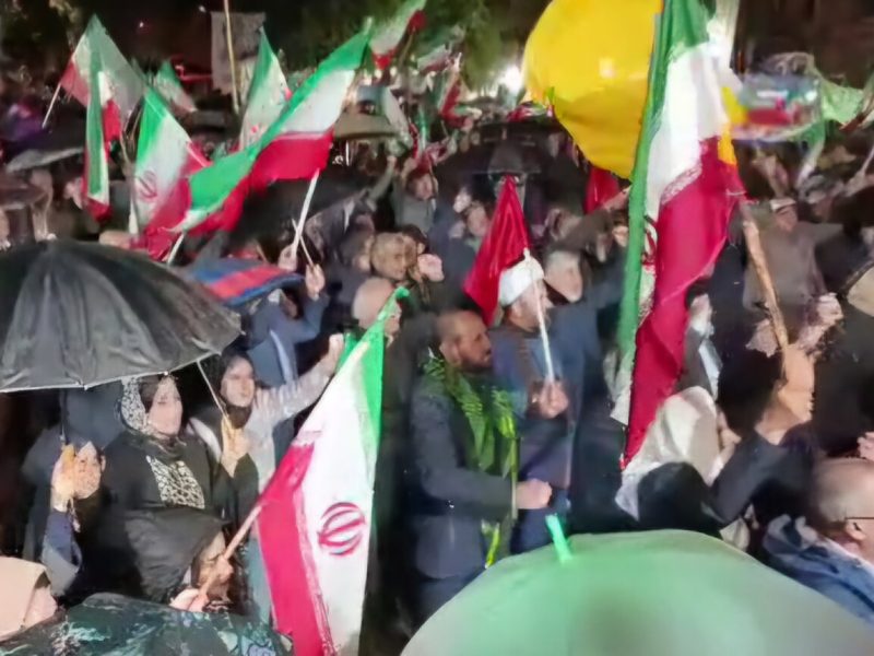هفتاد و ششمین تجمع شبانه مردم تبریز زیر بارش باران برگزار شد