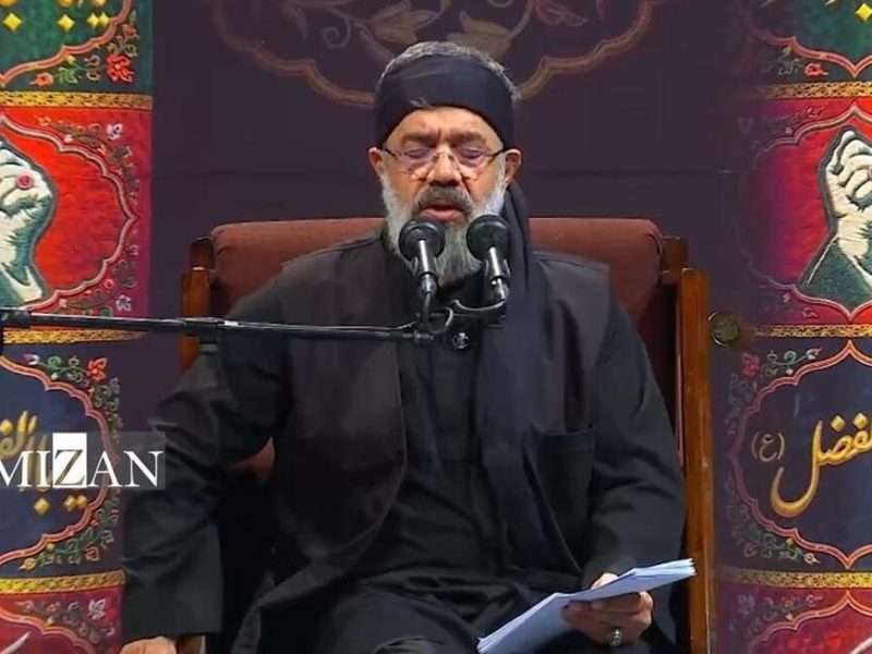 لحظاتی از مداحی محمود کریمی در مراسم عزاداری شب عاشورای حسینی در جوار محل عروج ملکوتی قائد شهید انقلاب