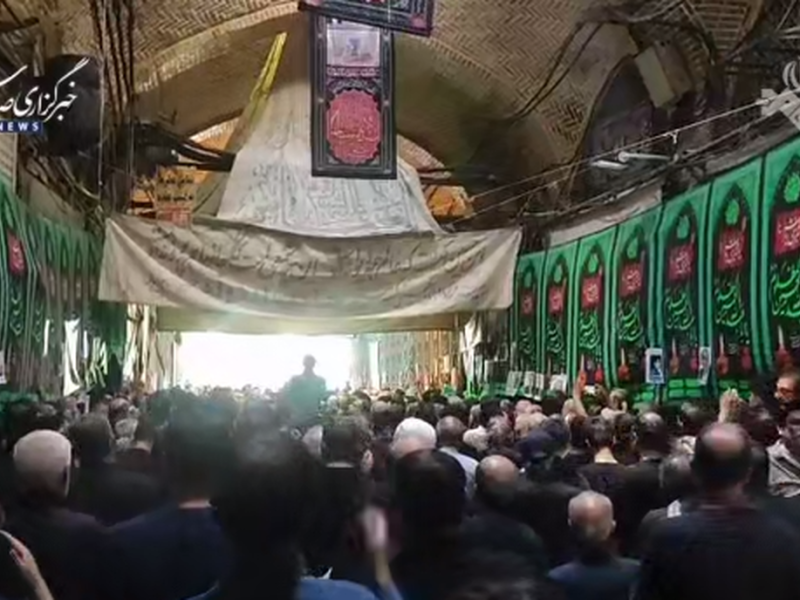 سنت عزاداری چهارپایه خوانی در روز عاشورا حسینی؛ تیمچه صاحب‌الدوله بازار تهران