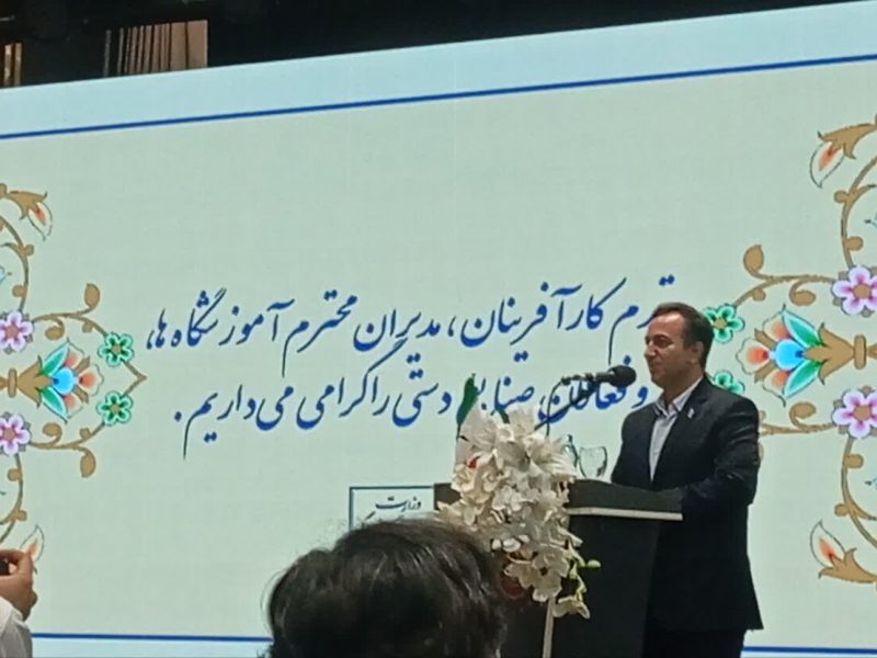 حمزه زاده: صنایع‌دستی سپر فرهنگی کشور است