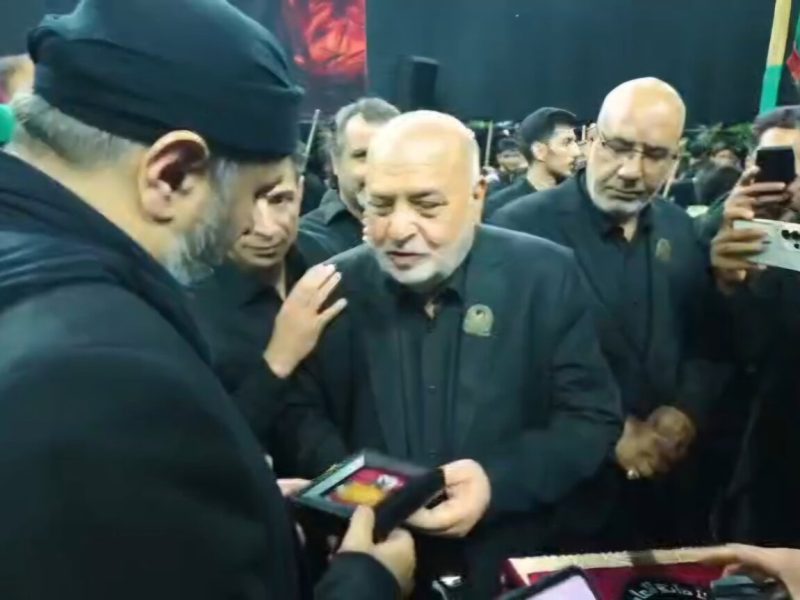 خادم ویژه تعویض پرچم حرم امام حسین (ع) در جمع عزاداران تبریز