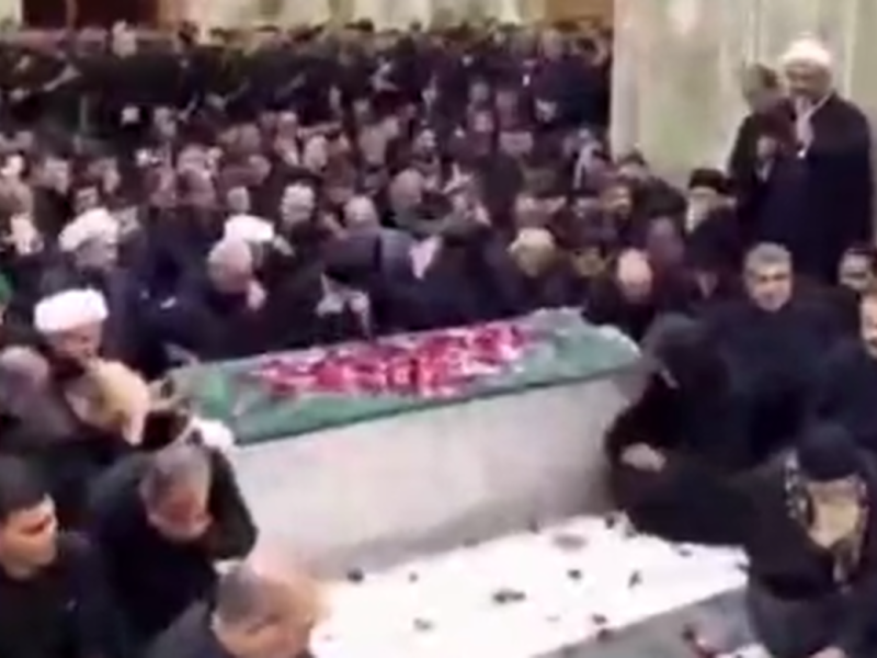 تصاویری از حال و هوای بدرقۀ رهبر شهید انقلاب در جوار مضجع شریف قمر منیر بنی هاشم علیه‌السلام