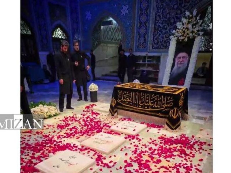 نوه خردسال رهبر شهید انقلاب همراه پدربزرگ خود در یک مزار به خاک سپرده شد